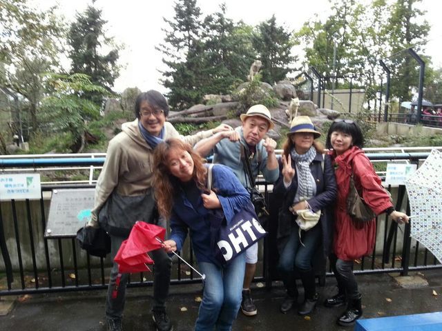 オオカミの館の前で