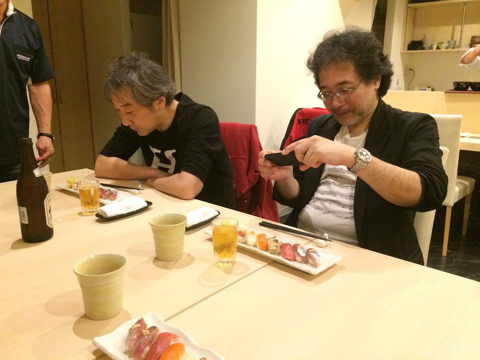 お寿司を食べる