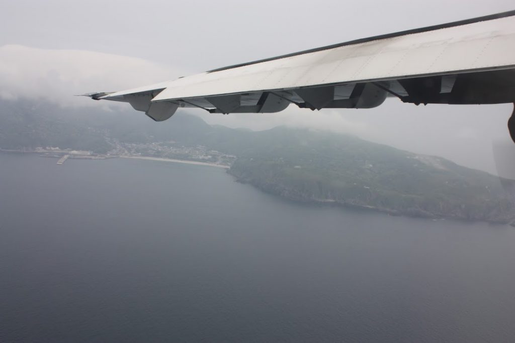 南端の空港へ旋回