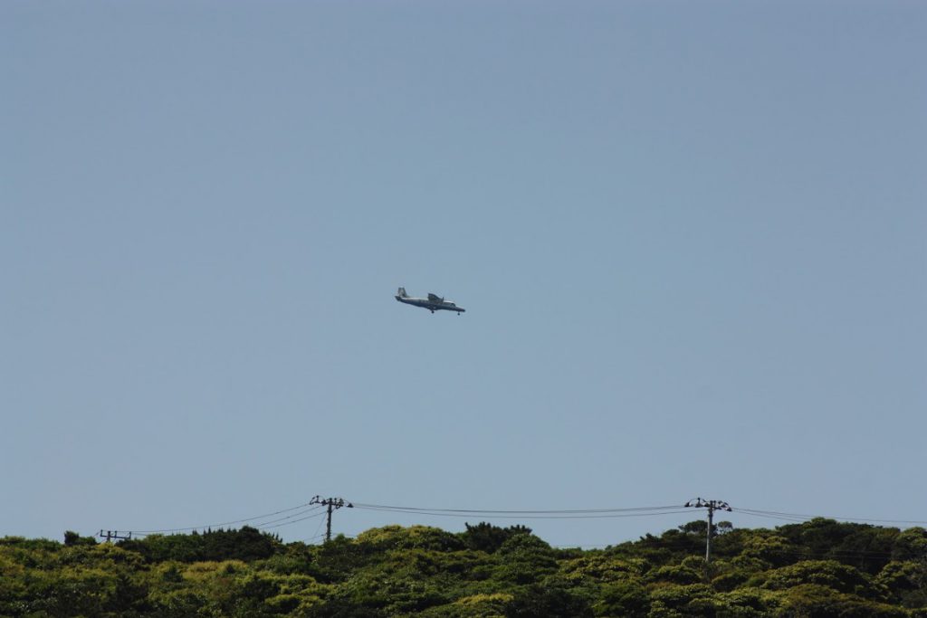 到着する飛行機