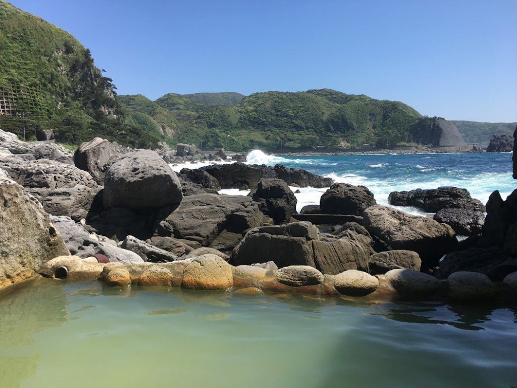 少露天風呂から海岸を眺める