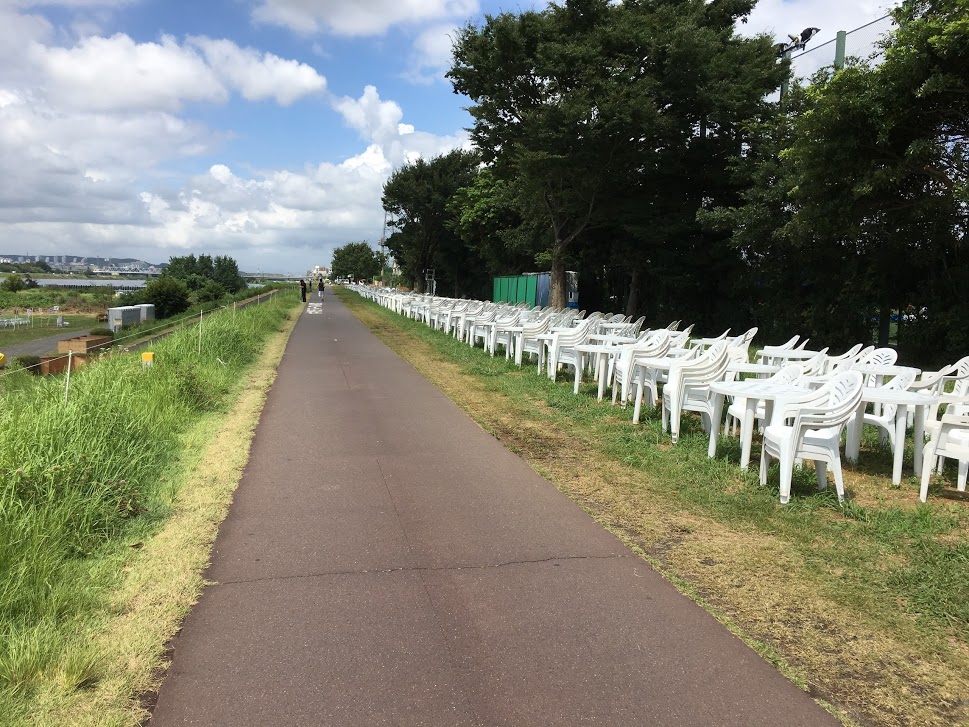 サイクリング道路に設けられた座席